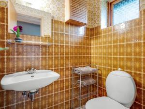 Ένα μπάνιο στο Holiday Home Jalmari - 3-5km from the sea by Interhome
