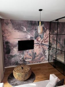 ブラチスラヴァにあるCastle & City, stay in G104の壁画のあるリビングルーム
