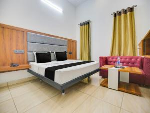 Postel nebo postele na pokoji v ubytování Hotel O Shree Ji Hotel & Banquet