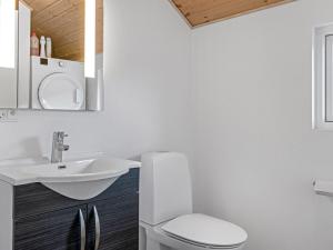 un bagno bianco con lavandino e WC di Holiday Home Krum - 4-5km from the sea by Interhome a Tagholm