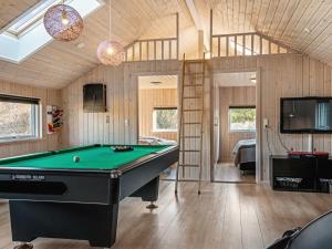 una sala biliardo con tavolo da biliardo in una casa di Holiday Home Krum - 4-5km from the sea by Interhome a Tagholm