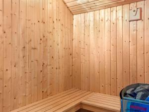 una sauna in legno con un cestino di Holiday Home Krum - 4-5km from the sea by Interhome a Tagholm Altre 19 foto