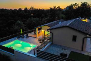 Πισίνα στο ή κοντά στο Villa Gloria for 6 people with private pool and children playground +35 φωτογραφίες