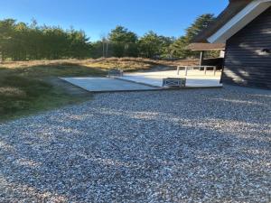 eine Terrasse mit einem Picknicktisch und einer Bank darauf in der Unterkunft Holiday Home Thorulf - 3-5km from the sea by Interhome in Kongsmark