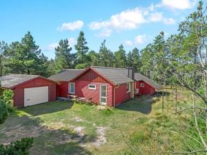 une maison rouge avec un garage dans les bois dans l'établissement Holiday Home Dorreth - 800m from the sea by Interhome, à Mølby 15 autres photos