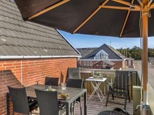 Un patio con una mesa y sillas y una sombrilla. en Apartment Reimund - 2-3km from the sea by Interhome, en Sønderby 15 fotos más