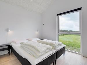una camera da letto con un letto e una grande finestra di Holiday Home Fridel - 4km from the sea by Interhome a Tagholm Altre 18 foto