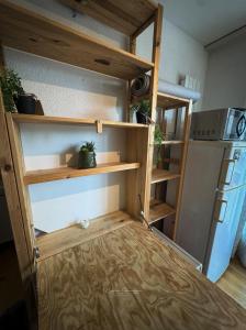 チューリッヒにあるStudio next to Sihlcity!の小さなキッチン(木製の棚、冷蔵庫付)