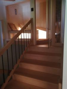 una serie di scale che portano al secondo piano di una casa di Chalet Cà Modest a Grosotto
