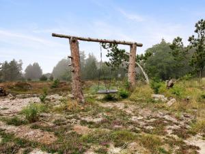 une ancienne balançoire au milieu d'un champ dans l'établissement Holiday Home Turkka - 3-8km from the sea by Interhome, à Tagholm 34 autres photos
