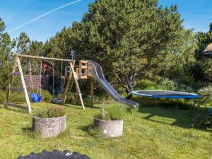 einen Spielplatz mit Rutsche und Trampolin in der Unterkunft Holiday Home Elin - 3km from the sea by Interhome in Bolilmark