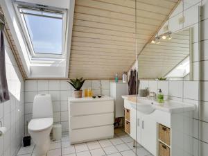 Koupelna v ubytování Apartment Gerharde - 2-3km from the sea by Interhome