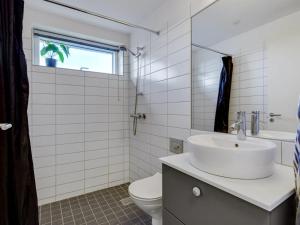 Ένα μπάνιο στο Apartment Pirkko - 100m from the sea by Interhome +24 φωτογραφίες