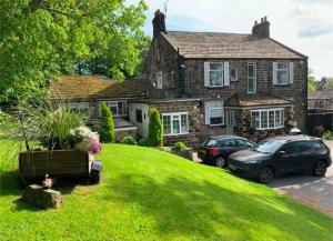 een huis met auto's ervoor geparkeerd bij St Michaels House in Leeds