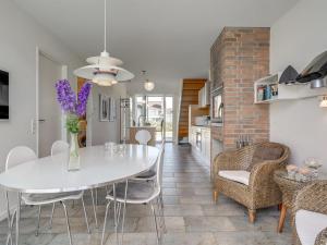 Una cocina y un comedor con una mesa y sillas blancas. en Apartment Helgo - 250m from the sea by Interhome, en Sønderby 21 fotos más
