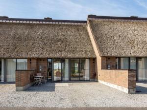 un gran edificio de ladrillo con techo de paja en Apartment Helgo - 250m from the sea by Interhome, en Sønderby