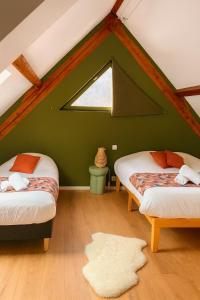 Katil atau katil-katil dalam bilik di Gîte avec sauna proche de Colmar et Kaysersberg pour 10 personnes