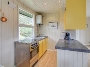 eine Küche mit Spüle und Herd oberen Backofen in der Unterkunft Holiday Home Nanouk - 500m from the sea by Interhome in Vejers Strand + 6 Fotos