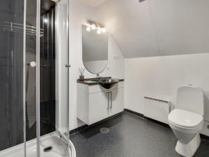 un bagno con un water, un lavandino e uno specchio di Holiday Home Deljan - 3-5km from the sea by Interhome a Kongsmark