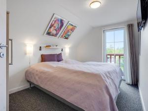 una camera da letto con un letto grande e una finestra di Holiday Home Deljan - 3-5km from the sea by Interhome a Kongsmark