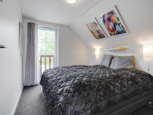 una camera da letto con un letto grande e una finestra di Holiday Home Deljan - 3-5km from the sea by Interhome a Kongsmark Altre 29 foto