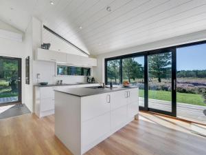 Kuchyň nebo kuchyňský kout v ubytování Holiday Home Tea - 2-7km from the sea by Interhome