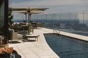 La alberca dentro o cerca de Mercury Tower Skyline Apartment with Pool Access
