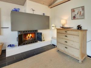 sala de estar con chimenea y vestidor en Holiday Home Pisana - 400m from the sea by Interhome, en Vejers Strand