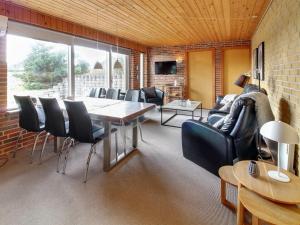 TV a/nebo společenská místnost v ubytování Holiday Home Andriana - 600m from the sea by Interhome