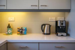 a kitchen counter with a coffee maker and a coffeemaker at Luxury Spacious 3 Bedroom, 3 Bathroom Apartment, Walk to Soho, West End, Covent Garden, China Town, Piccadilly in Minutes, Complimentary Fast WiFi, Tea & Coffee in London +5 photos