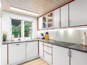 Η κουζίνα ή μικρή κουζίνα στο Holiday Home Andresine - 900m from the sea by Interhome