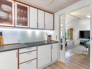 Η κουζίνα ή μικρή κουζίνα στο Holiday Home Andresine - 900m from the sea by Interhome