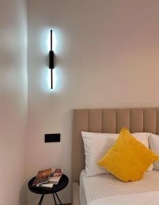 un letto con cuscino giallo e tavolino di Golden yurt 2 a Almaty