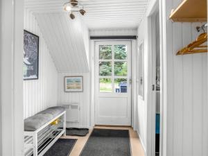 ブラーバンドにあるHoliday Home Lilo - 1km from the sea by Interhomeの白いドアと窓のある廊下