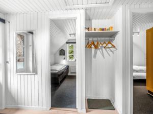 ブラーバンドにあるHoliday Home Lilo - 1km from the sea by Interhomeの白い壁のベッドルーム1室、ベッド1台付きのベッドルーム1室が備わります。