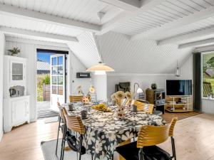 une salle à manger avec une table et des chaises dans l'établissement Holiday Home Lilo - 1km from the sea by Interhome, à Blåvand