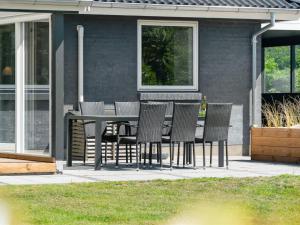 Патио или другая зона на открытом воздухе в Holiday Home Sunna - 500m from the sea by Interhome
