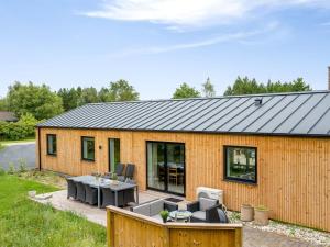 una casa con un tavolo e sedie di fronte di Holiday Home Gunny - 500m to the fjord by Interhome a Blåvand