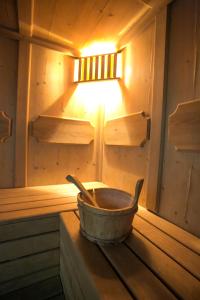 een houten bad in een sauna met een licht bij Hotel Smeraldo in Abano Terme