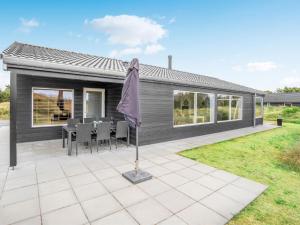 ブラーバンドにあるHoliday Home Soili - 1-2km from the sea by Interhomeのテーブルと椅子のあるパティオのある家 +32枚の写真