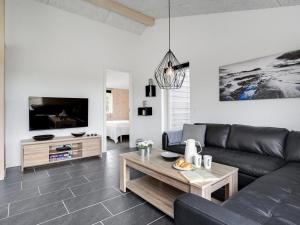un salon avec un canapé et une table dans l'établissement Holiday Home Soili - 1-2km from the sea by Interhome, à Blåvand 32 autres photos