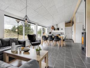 un salon avec un canapé et une table dans l'établissement Holiday Home Soili - 1-2km from the sea by Interhome, à Blåvand