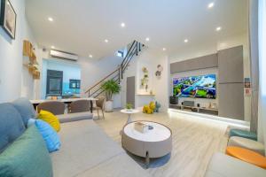 T'ung-koにある愛旅行民宿のソファとテレビのあるリビングルーム