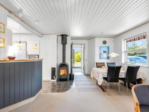 ブラーバンドにあるHoliday Home Skakke - 900m from the sea by Interhomeのキッチン、ダイニングルーム(暖炉、ダイニングテーブル付)