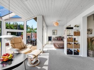 ブラーバンドにあるHoliday Home Skakke - 900m from the sea by Interhomeのソファとテーブルのあるリビングルーム