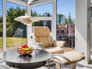 ブラーバンドにあるHoliday Home Skakke - 900m from the sea by Interhomeのテーブルと椅子のあるリビングルーム