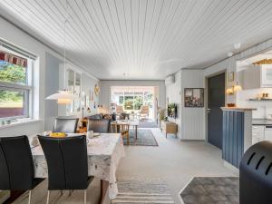 une cuisine et un salon avec une table et des chaises dans l'établissement Holiday Home Skakke - 900m from the sea by Interhome, à Blåvand