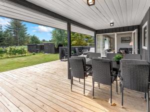 ブラーバンドにあるHoliday Home Aurel - 750m from the sea by Interhomeのデッキにテーブルと椅子が置かれたパティオ
