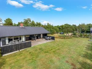 ブラーバンドにあるHoliday Home Aurel - 750m from the sea by Interhomeの庭のある家の航空写真