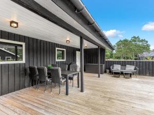 ブラーバンドにあるHoliday Home Aurel - 750m from the sea by Interhomeのパティオ(テーブル、木製デッキの椅子付)